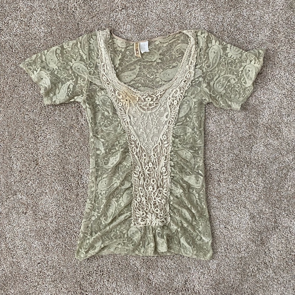 Buckle Sheer Floral Lace Short Sleeve Top